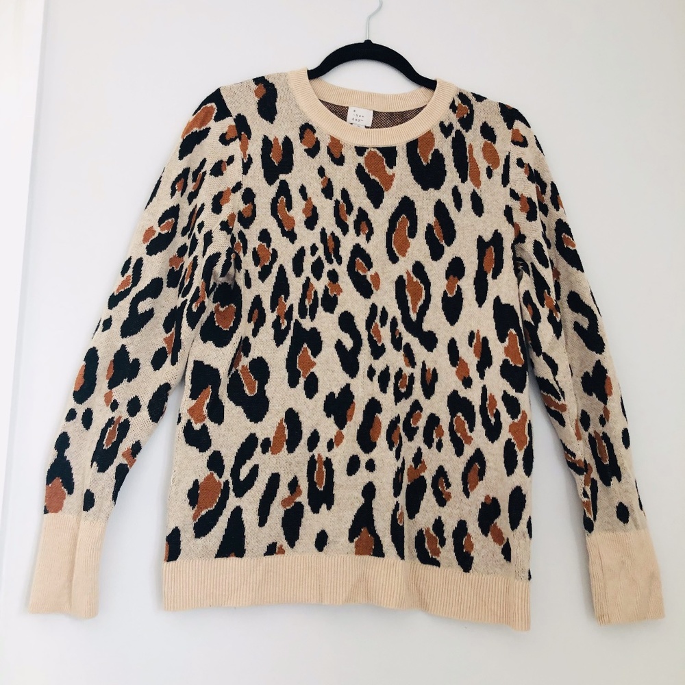 leopard print crewneck pullover sweater / size m